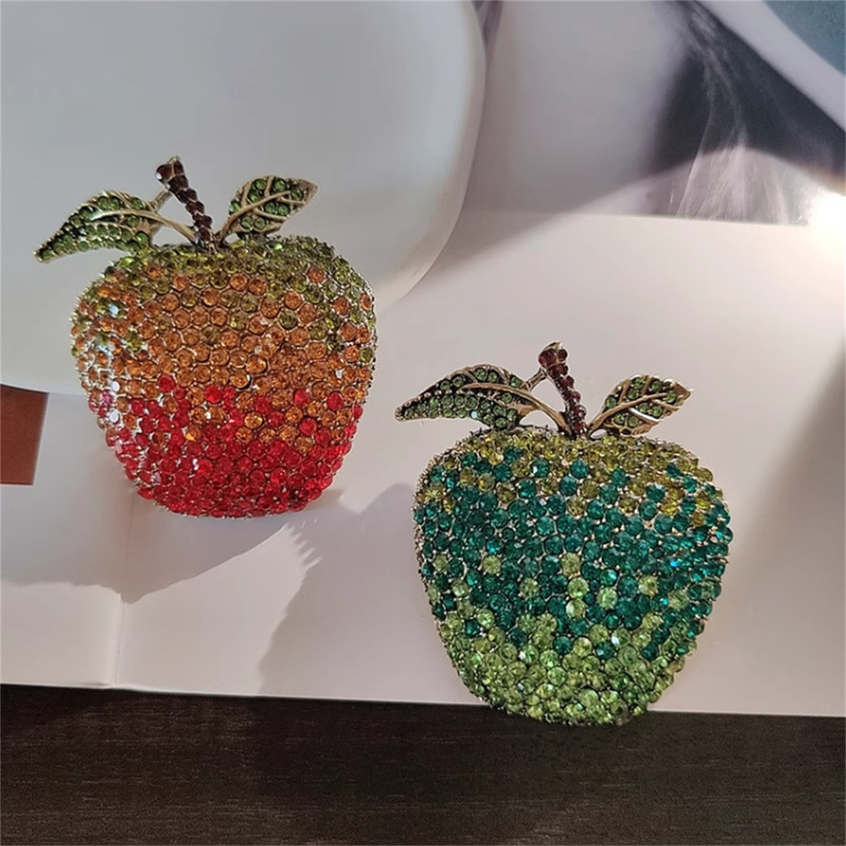 Literary Retro Apple Brooch Ha - Eve Jewelry & Watches Distribuidor Oficial Rolex avis et prix
